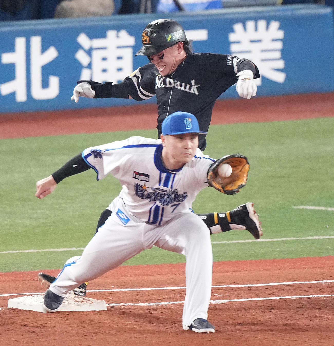 DeNA対ソフトバンク　2回表ソフトバンク無死、内野安打を放ち一塁へ駆け込む牧原大。一塁手佐野（撮影・鈴木みどり）