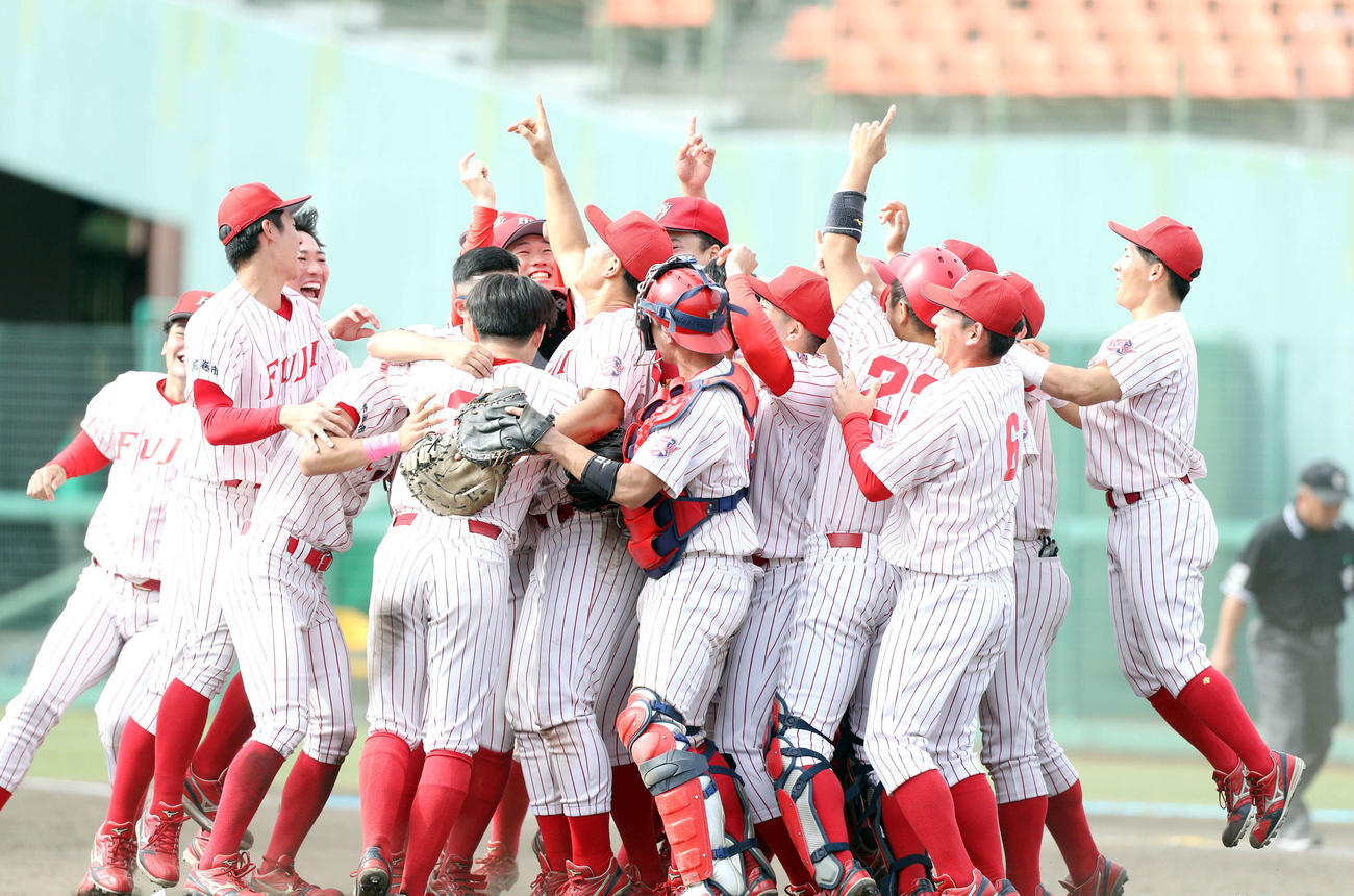富士大対仙台大　優勝を喜ぶ富士大ナイン（撮影・木村有優）