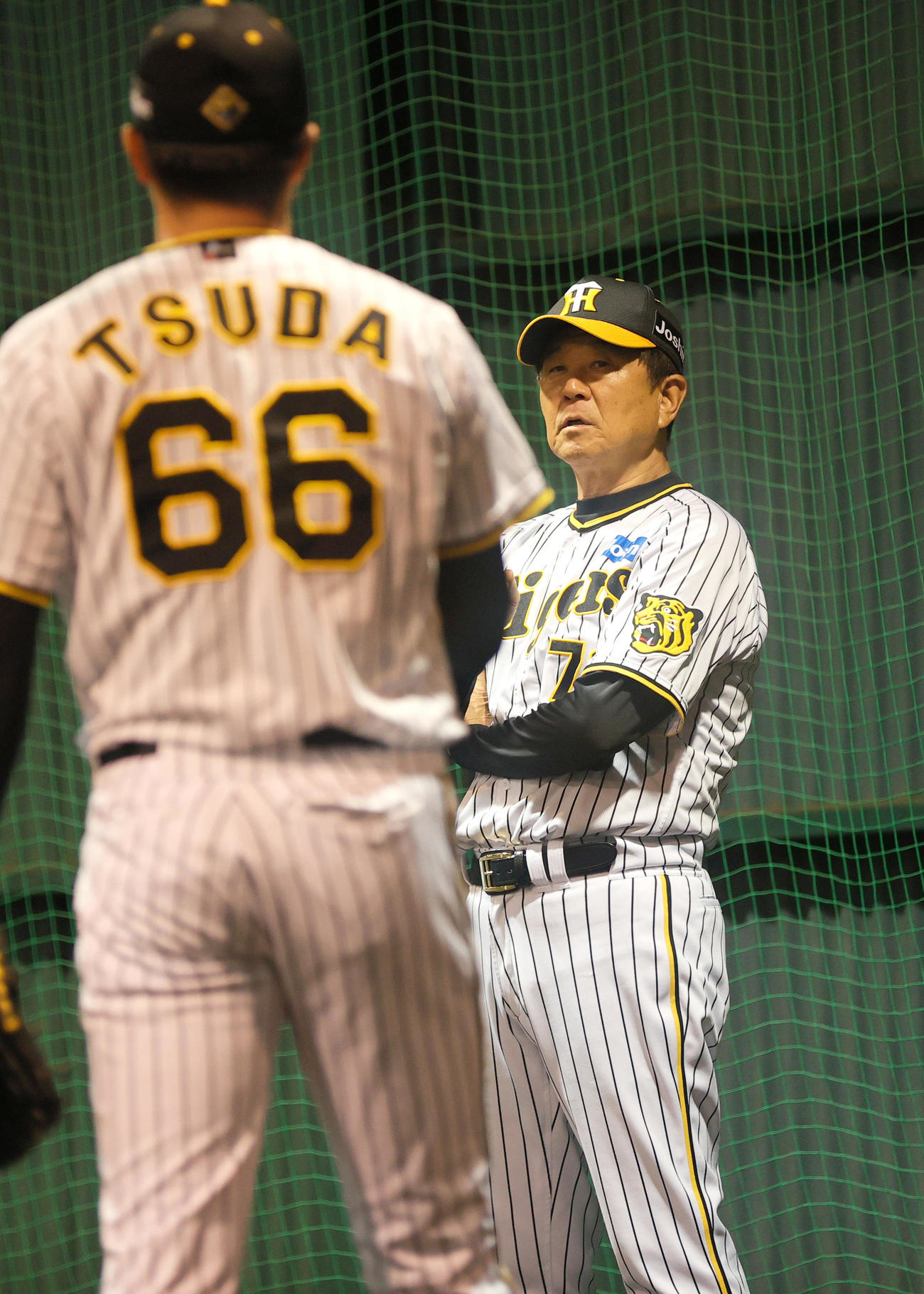 宮崎アイビースタジアムのブルペンを確認する阪神平田2軍監督（撮影・上山淳一）