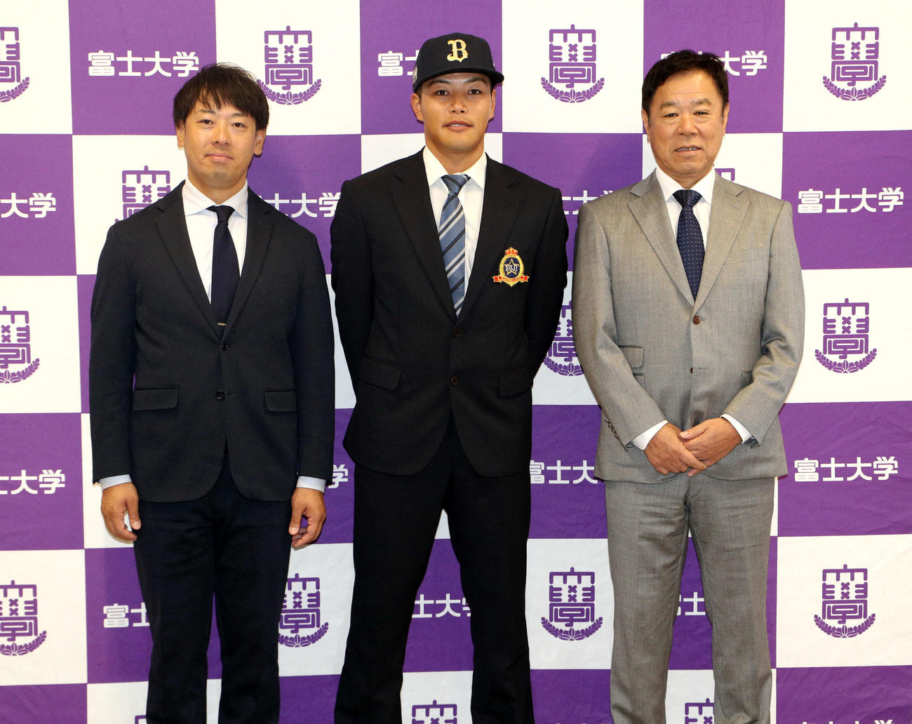 左から富士大・安田監督、富士大・麦谷、オリックス福良GM（撮影・木村有優）