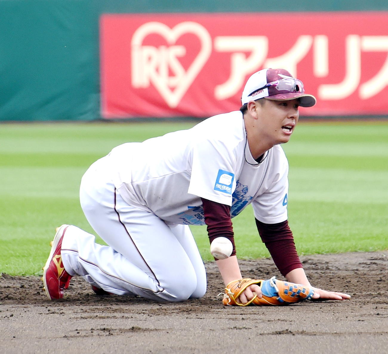約30分にわたってノックを受けた楽天藤井（撮影・山田愛斗）