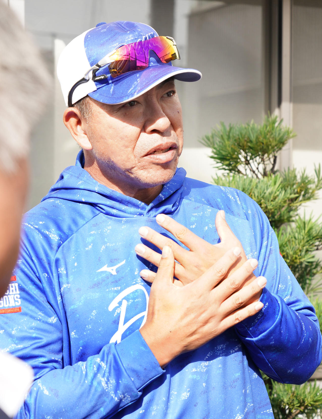 練習後、報道陣に来季スタッフについて話をする井上監督（撮影・森本幸一）