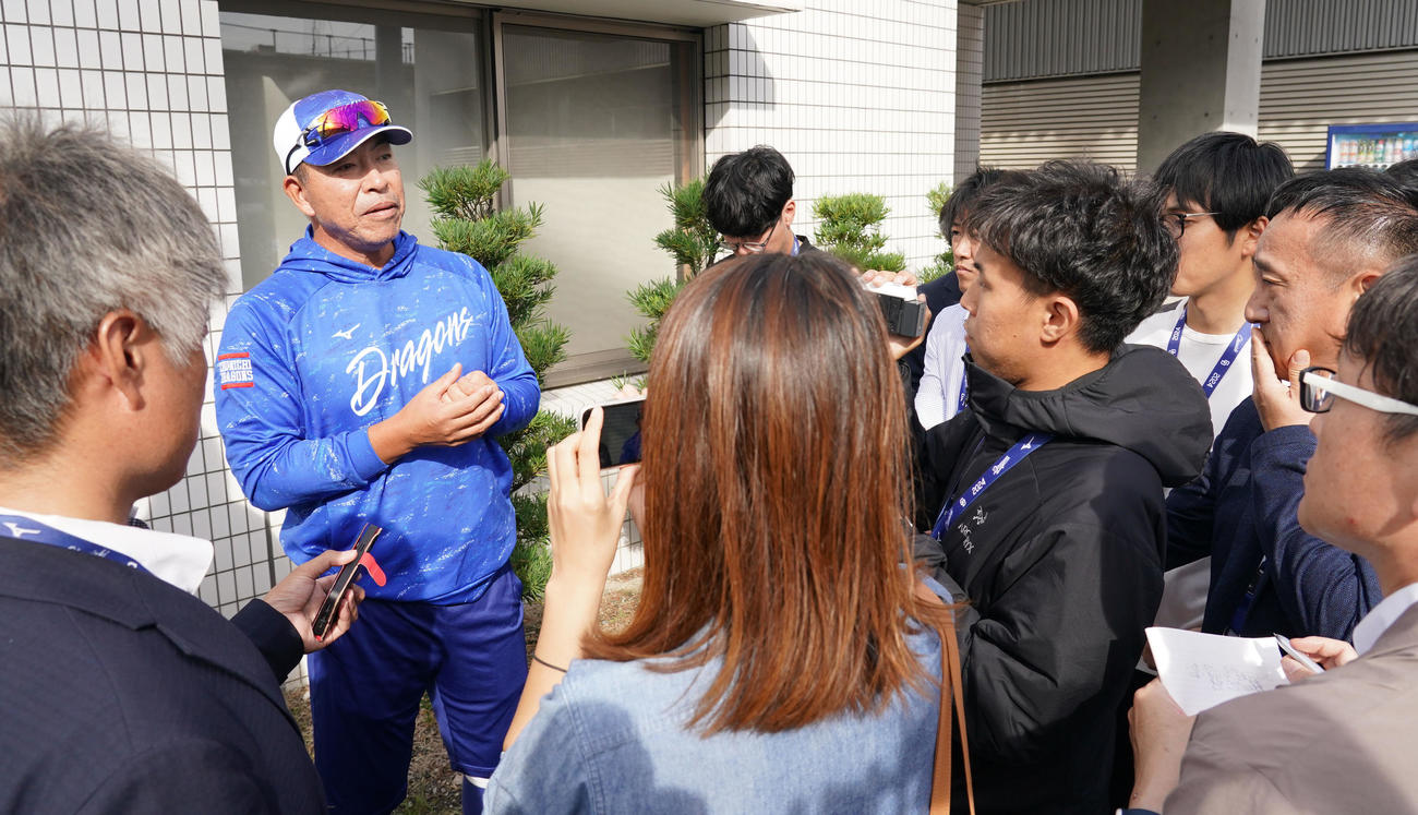 練習後、報道陣に来季スタッフについて話をする井上監督（左から2人目）（撮影・森本幸一）