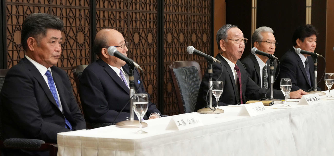 2024年沢村賞の記者会見に臨む、左から選考委員の工藤氏、平松氏、選考委員長の堀内氏、選考委員の山田氏、斎藤氏