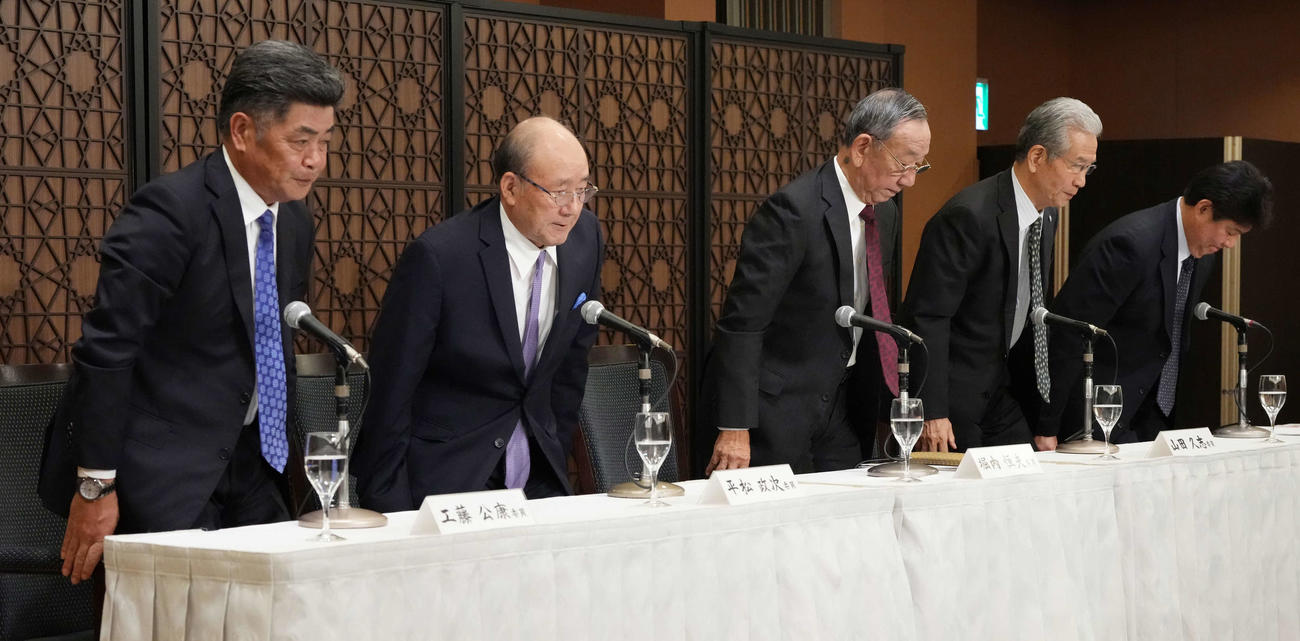 2024年沢村賞の記者会見に臨む、左から選考委員の工藤氏、平松氏、選考委員長の堀内氏、選考委員の山田氏、斎藤氏