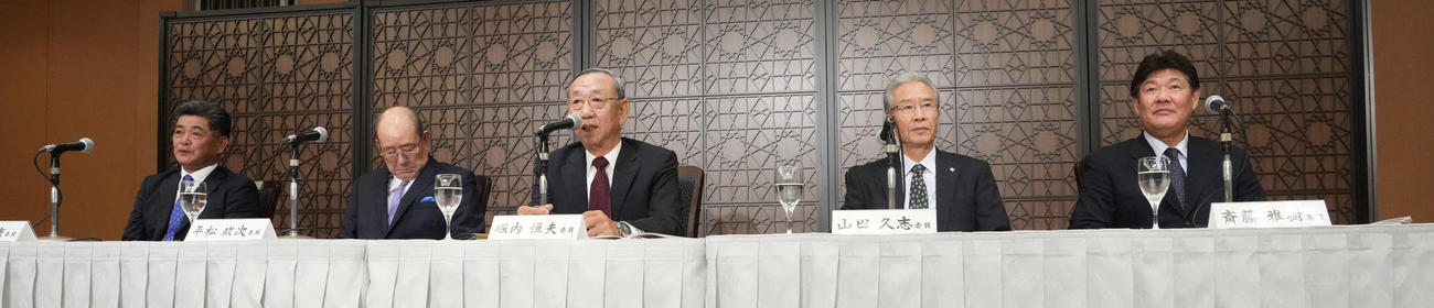 2024年沢村賞の記者会見に臨む、左から選考委員の工藤氏、平松氏、選考委員長の堀内氏、選考委員の山田氏、斎藤氏