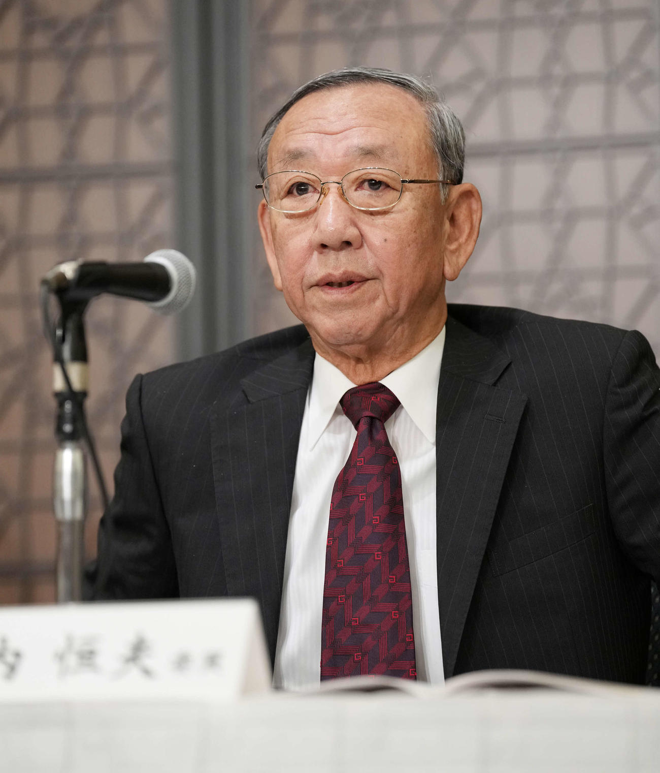 2024年沢村賞の記者会見に臨む選考委員長の堀内氏（撮影・小沢裕）