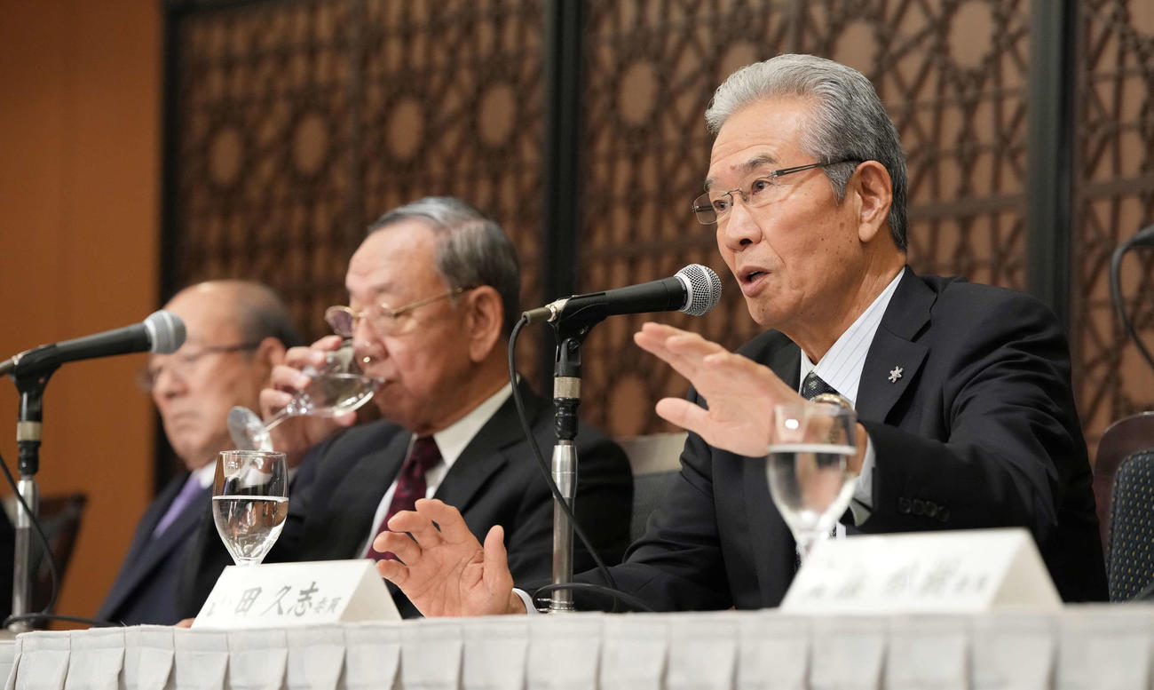 2024年沢村賞の記者会見に臨む選考委員の山田氏。左は堀内委員長（撮影・小沢裕）