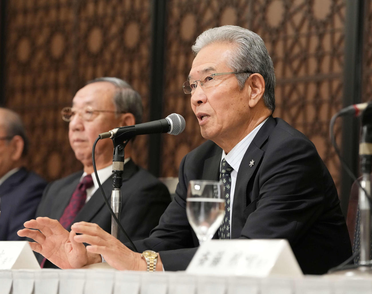 2024年沢村賞の記者会見に臨む選考委員の山田氏。左は堀内委員長（撮影・小沢裕）