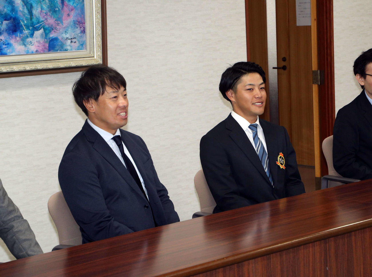 オリックスから指名あいさつを受ける富士大・麦谷（右）（撮影・木村有優）