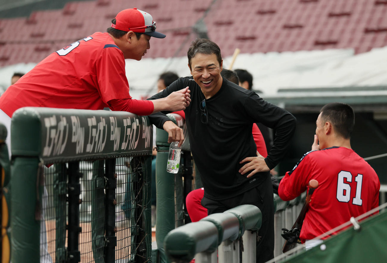 ベンチ前で、矢野（右）と話し合う広島新井監督（左）と黒田球団アドバイザー（撮影・加藤孝規）