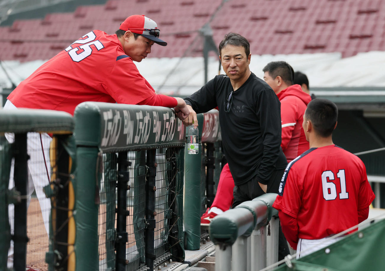 ベンチ前で、矢野（右）と話し合う広島新井監督（左）と黒田球団アドバイザー（撮影・加藤孝規）