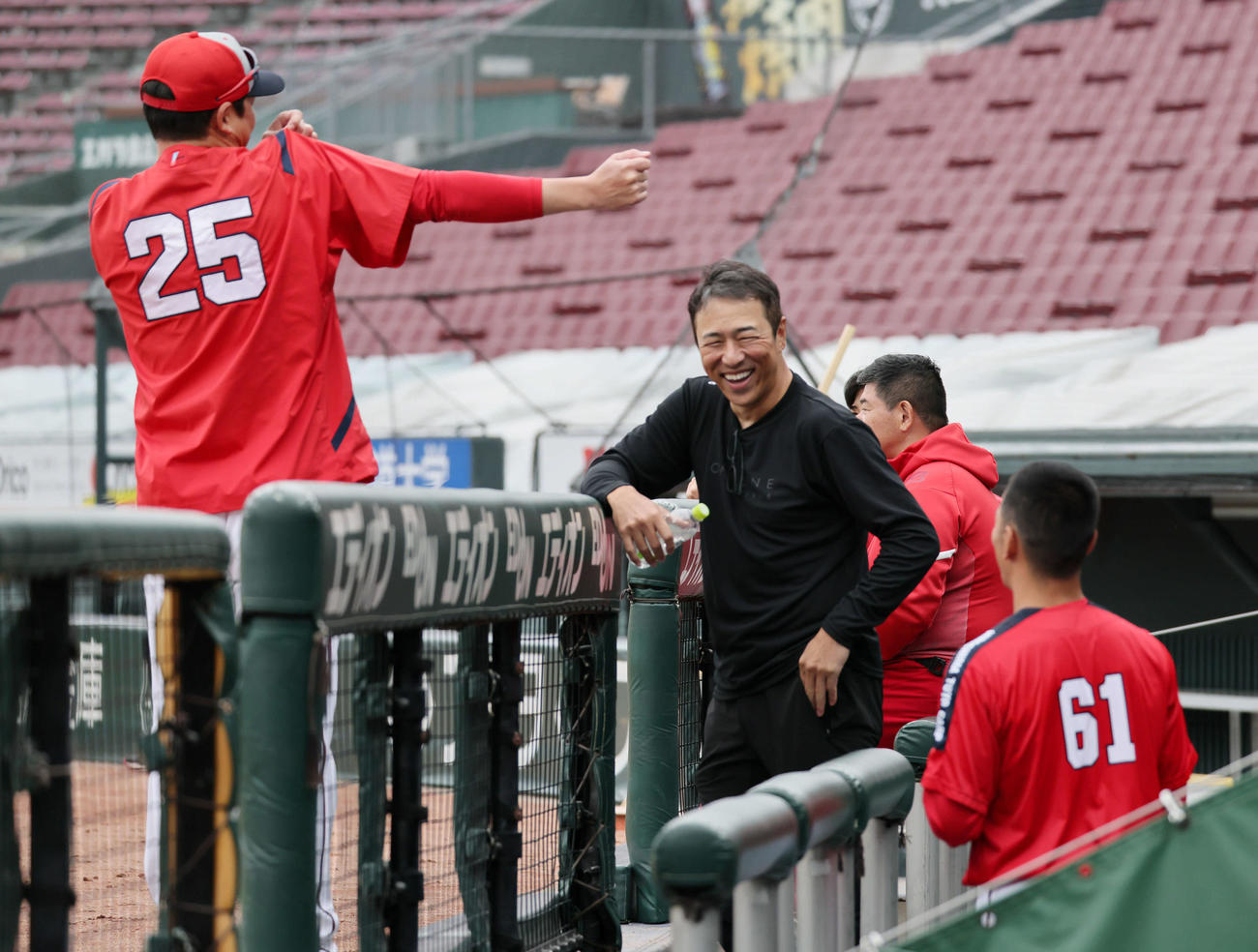 ベンチ前で、矢野（右）と話し合う広島新井監督（左）と黒田球団アドバイザー（撮影・加藤孝規）