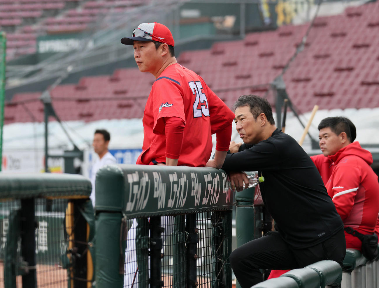 ベンチ前で練習を見守る広島新井監督（左）と黒田球団アドバイザー（撮影・加藤孝規）