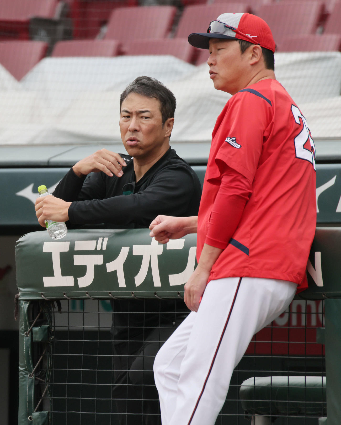 ベンチ前で練習を見守る広島新井監督（右）と黒田球団アドバイザー（撮影・加藤孝規）