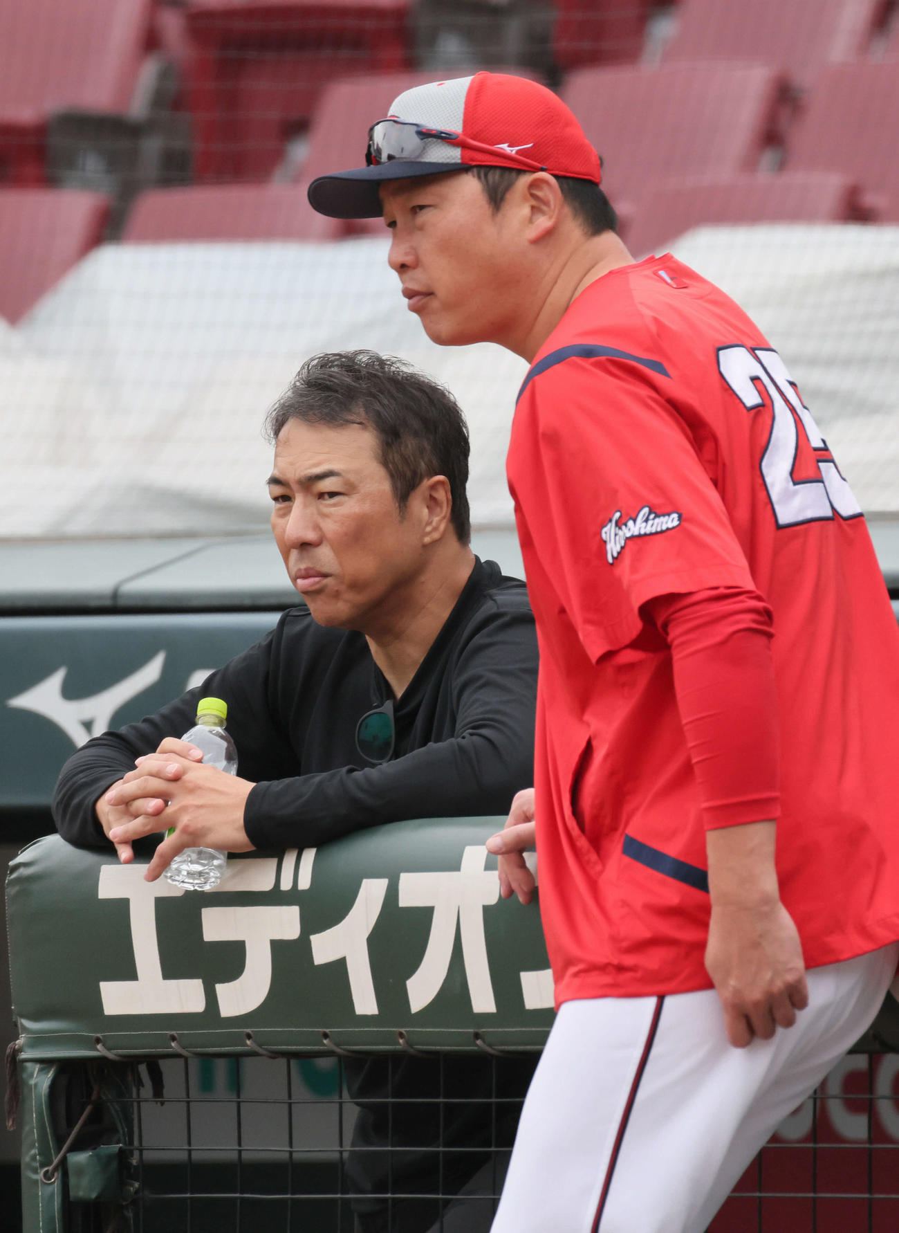 ベンチ前で練習を見守る広島新井監督（右）と黒田球団アドバイザー（撮影・加藤孝規）