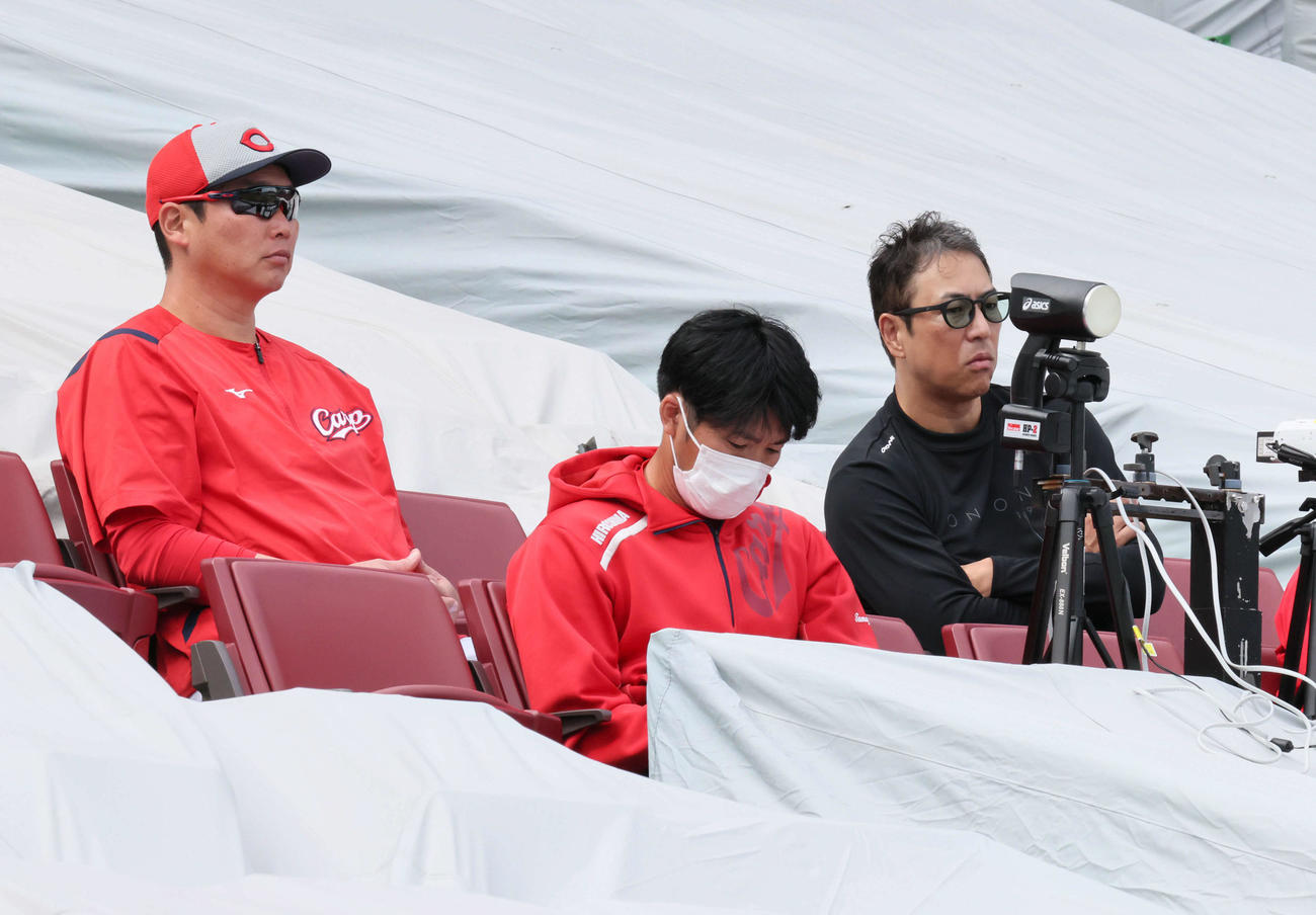 シート打撃中、チェックする広島新井監督（左）と黒田球団アドバイザー（右）（撮影・加藤孝規）