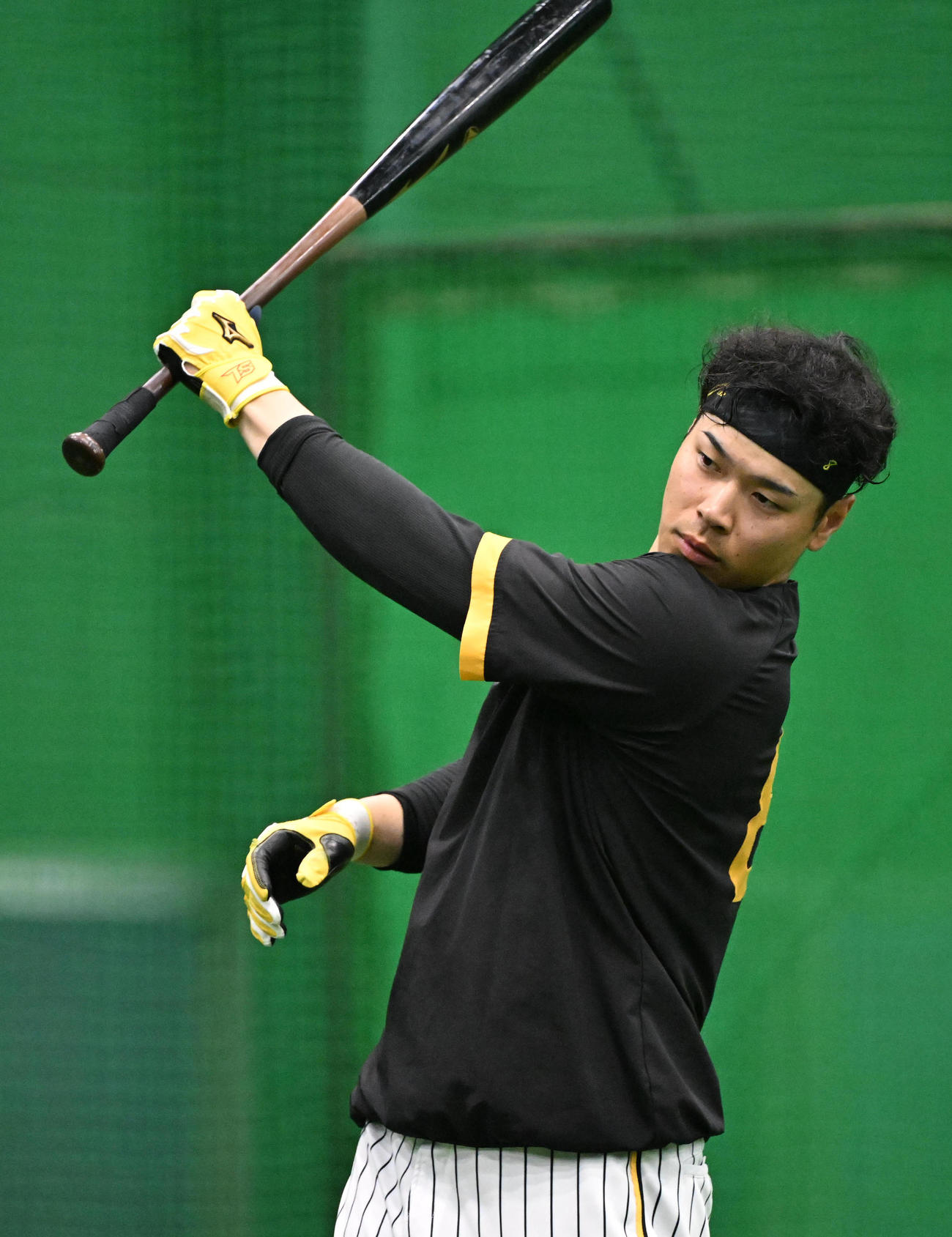 フリー打撃を前に素振りする阪神佐藤輝（撮影・和賀正仁）