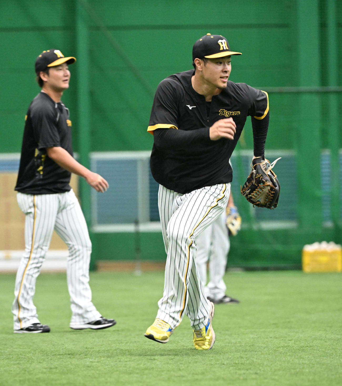 精力的に守備練習に取り組む阪神佐藤輝（撮影・和賀正仁）