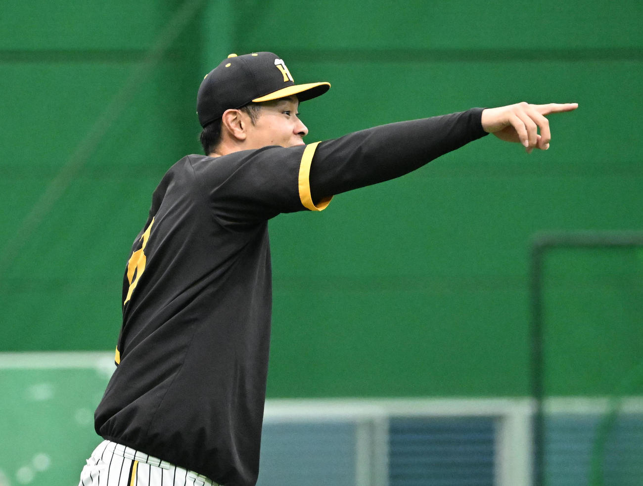 ノッカーのミスに指さす阪神佐藤輝（撮影・和賀正仁）
