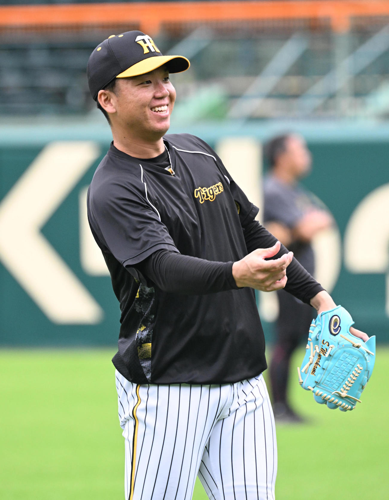笑顔でキャッチボールする阪神村上（撮影・和賀正仁）