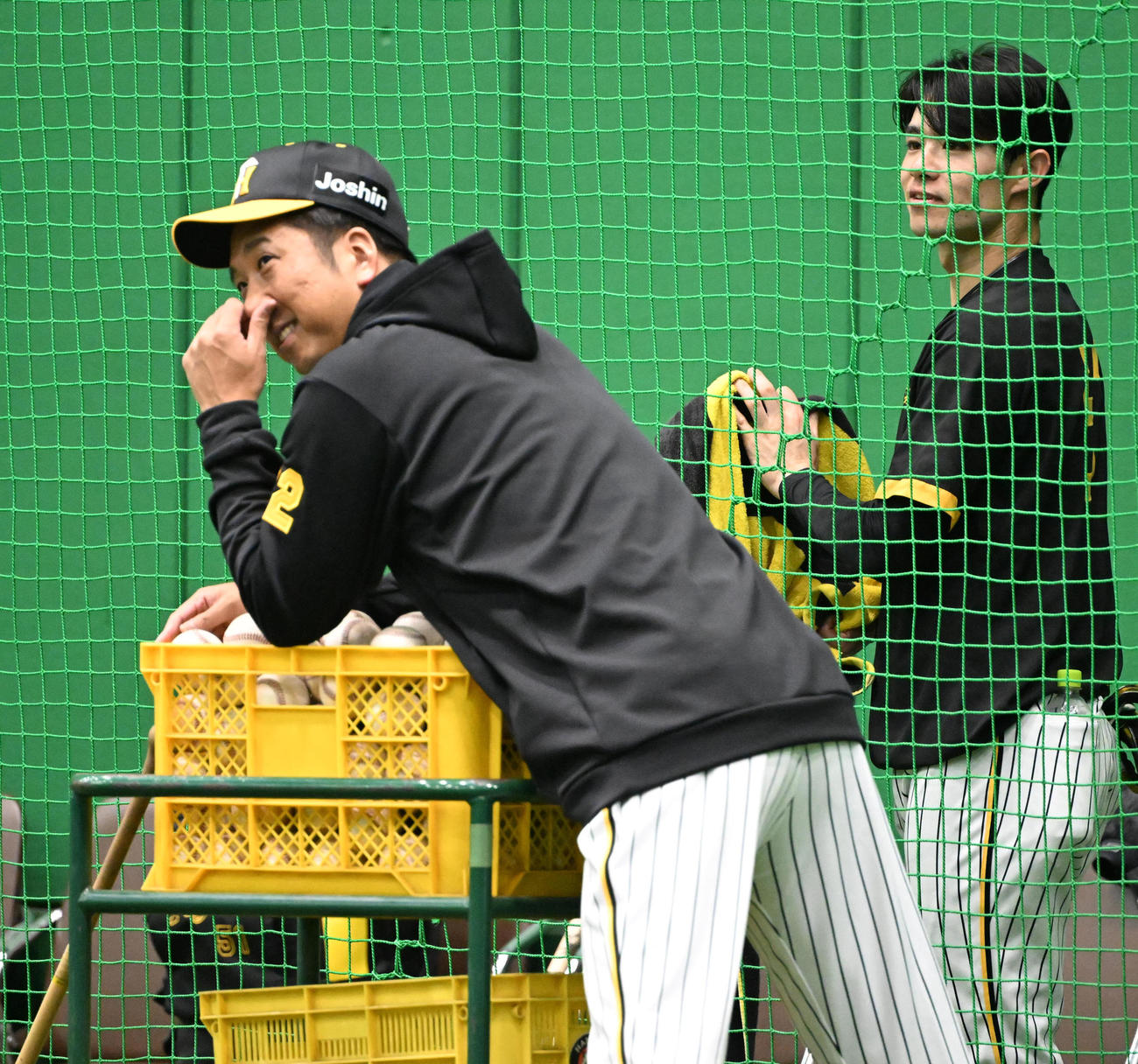 藤川監督（左）と話す阪神中野（撮影・和賀正仁）