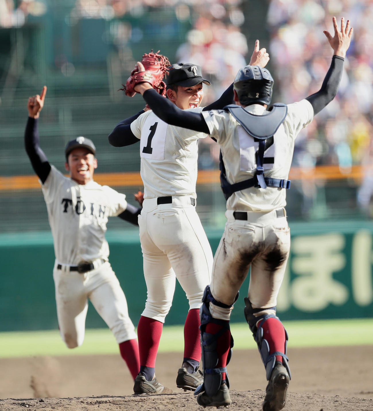 18年夏の甲子園決勝で春夏連覇を達成し歓喜する柿木（中央）ら大阪桐蔭ナイン