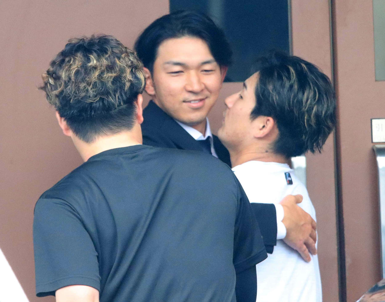 契約満了を伝えられ水野と抱き合って別れを惜しむ日本ハム柿木（中央）