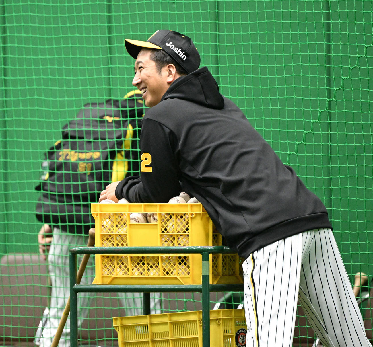 笑顔で練習を見る阪神藤川監督（撮影・和賀正仁）