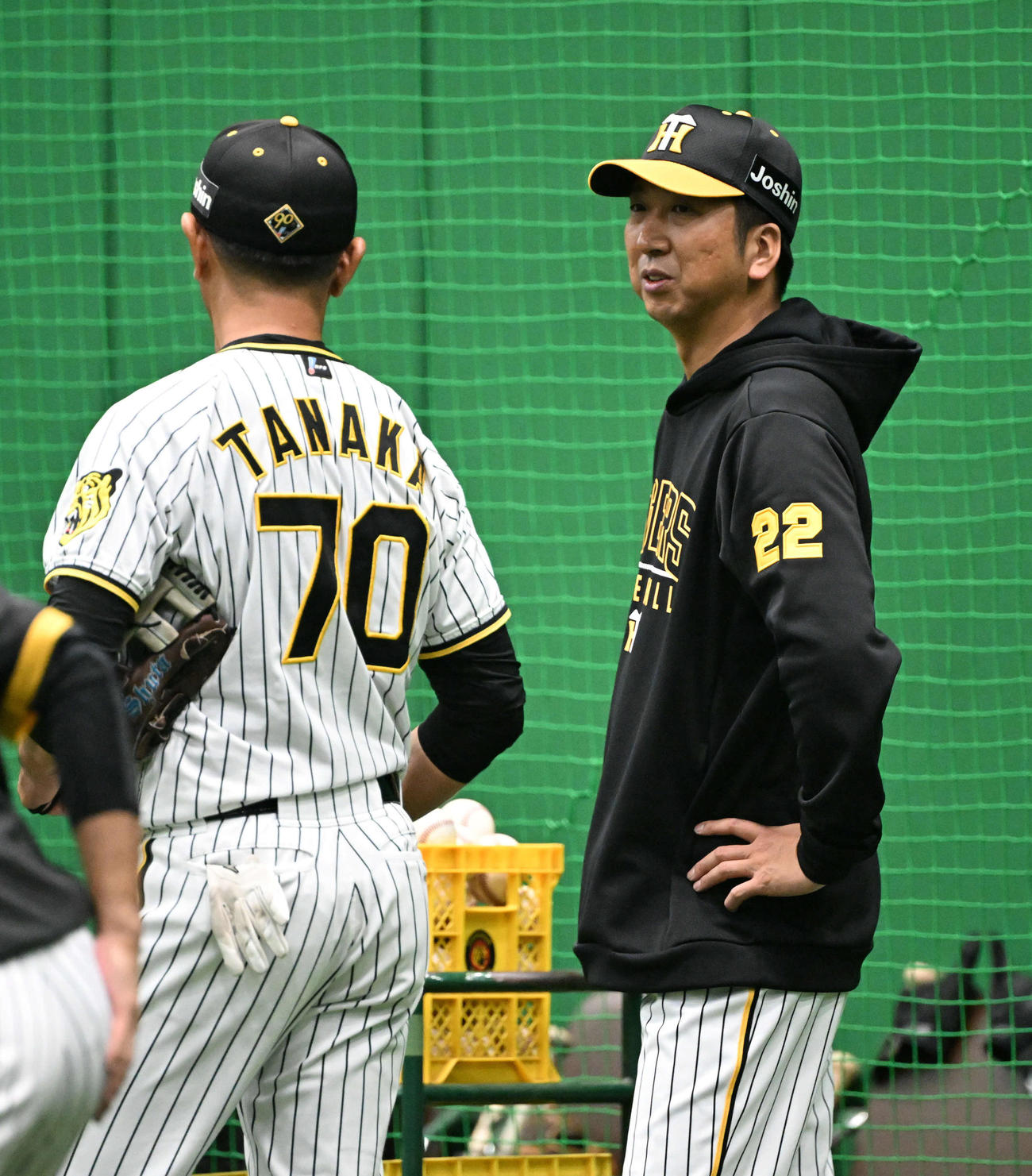田中コーチ（左）と話す阪神藤川監督（撮影・和賀正仁）