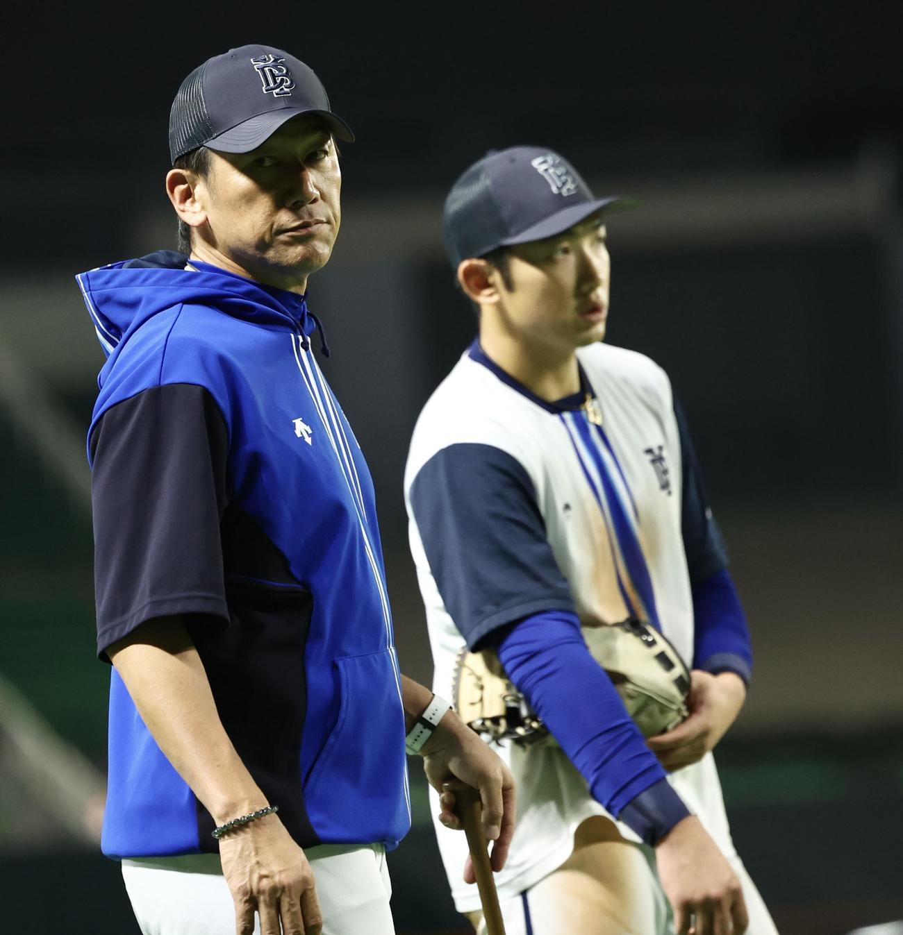 山本（右）と言葉を交わすDeNA三浦監督（撮影・河田真司）