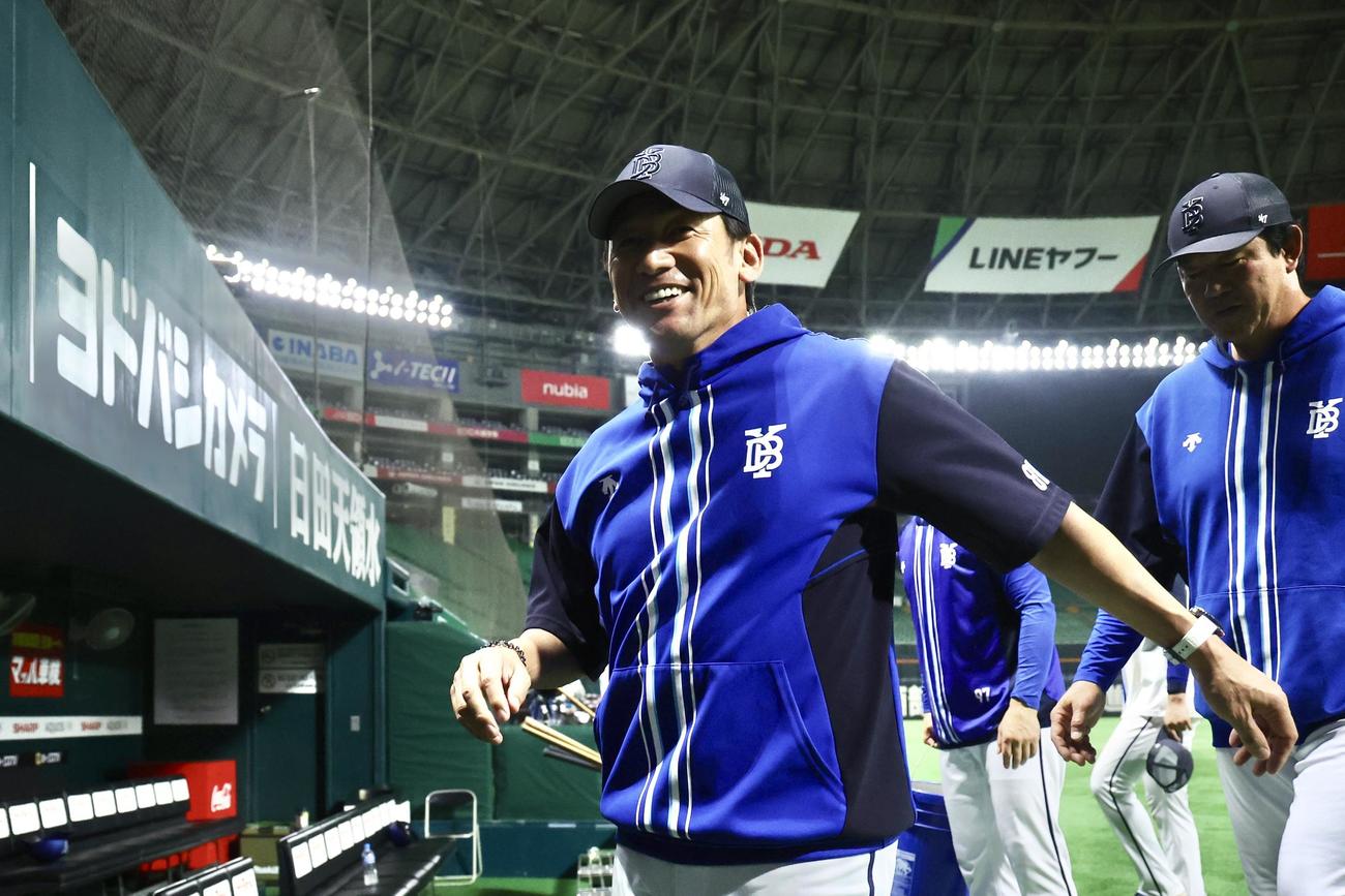 練習を終え引き揚げるDeNA三浦監督（撮影・河田真司）