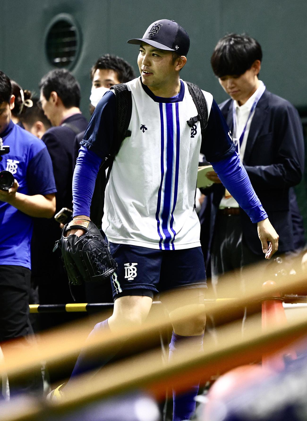 練習を終え引き揚げるDeNA東（撮影・河田真司）