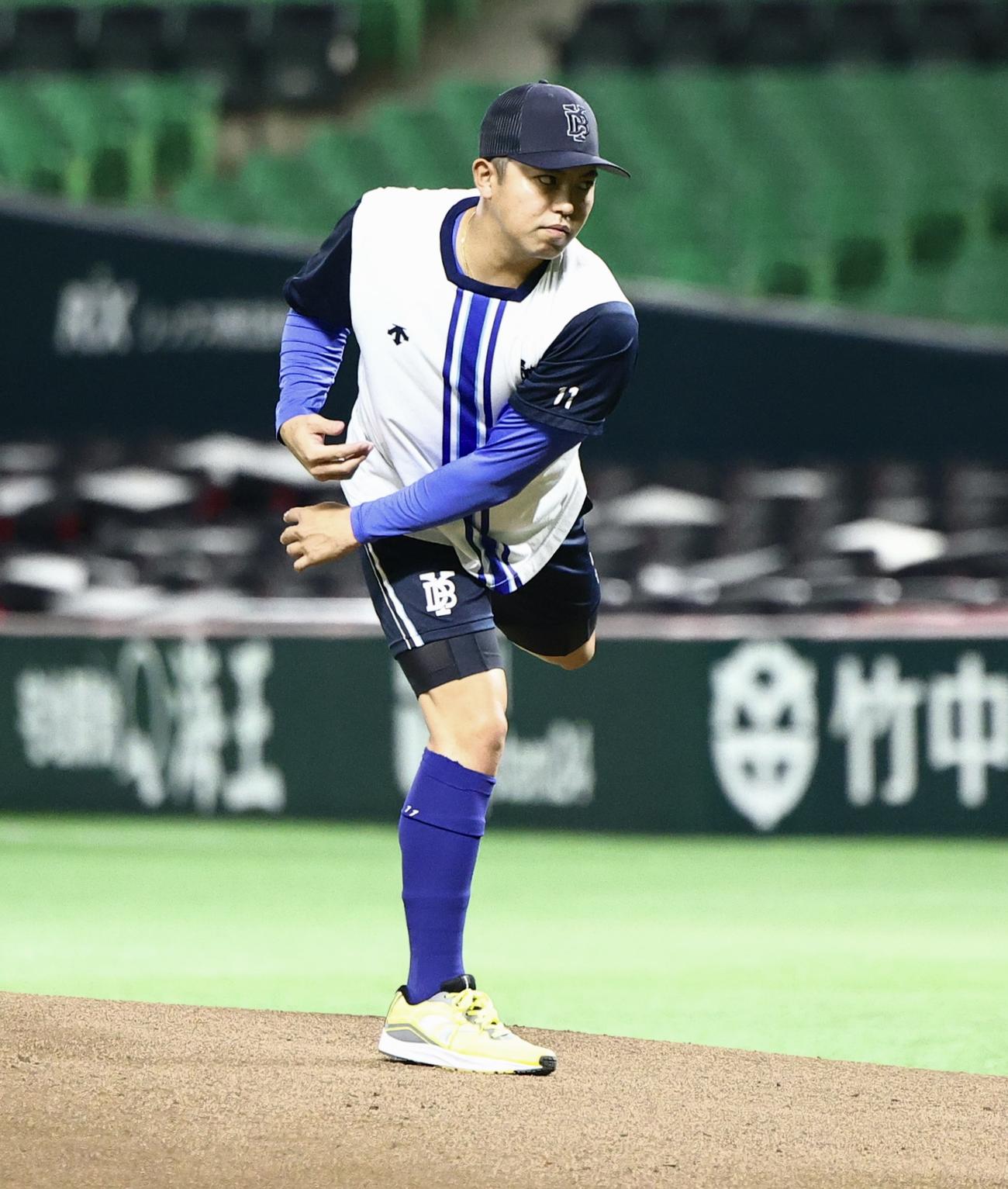 マウンドを確かめるDeNA東（撮影・河田真司）