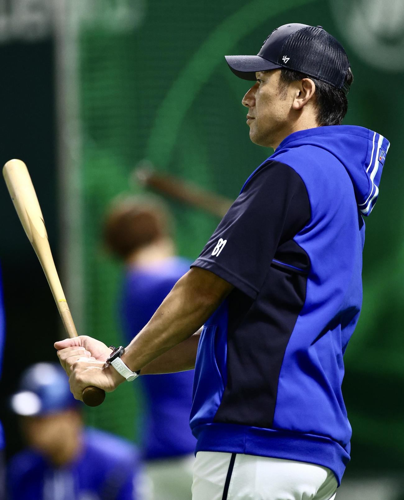 練習を見守るDeNA三浦監督（撮影・河田真司）