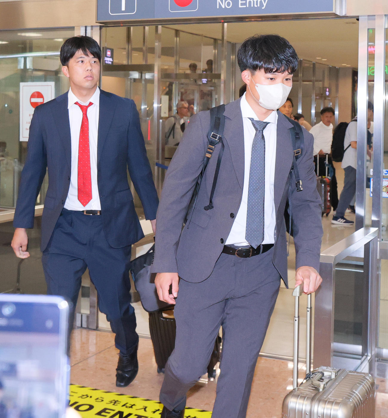 侍ジャパン合流のため宮崎ブーゲンビリア空港に到着した阪神森下（右）と阪神才木（撮影・上山淳一）