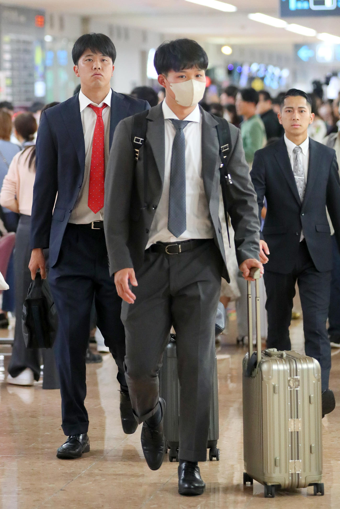 侍ジャパン合流のため宮崎ブーゲンビリア空港に到着した阪神森下（手前）と才木（左）（撮影・上山淳一）