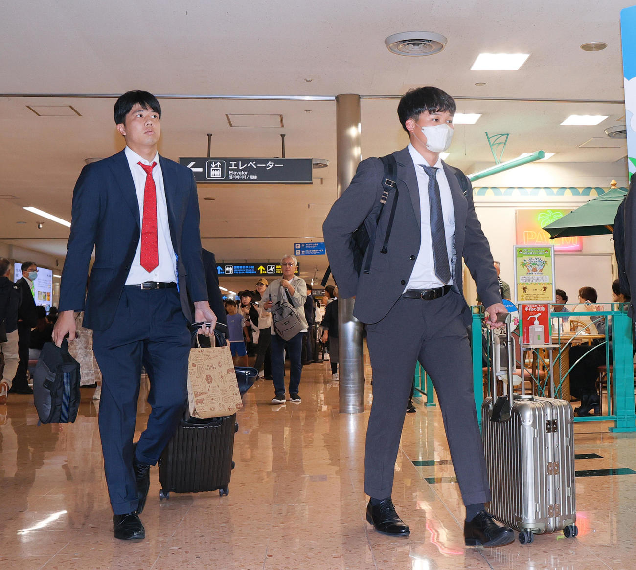 侍ジャパン合流のため宮崎ブーゲンビリア空港に到着した阪神森下（右）阪神才木（撮影・上山淳一）