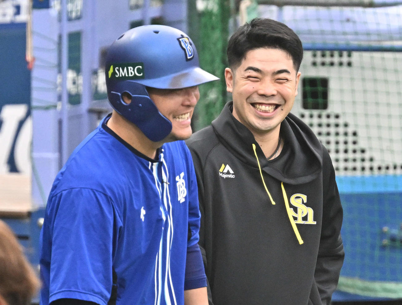 DeNA対ソフトバンク　試合前練習で談笑するDeNA筒香（左）とソフトバンク近藤（撮影・滝沢徹郎）