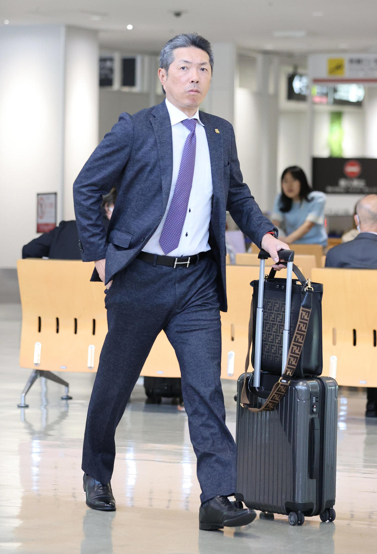 横浜から空路で福岡に戻ったソフトバンク小久保監督（撮影・梅根麻紀）