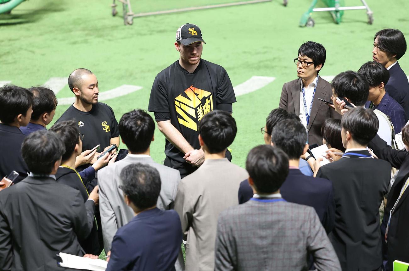 大勢の記者の質問に答えるスチュワート・ジュニア（撮影・上田博志）