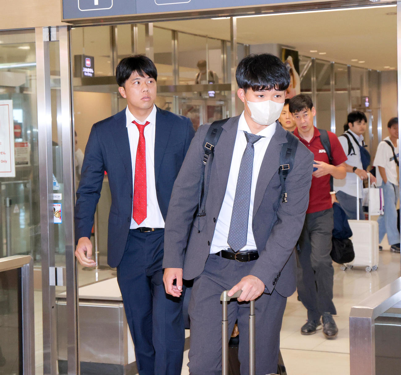 侍ジャパン合流のため宮崎ブーゲンビリア空港に到着した阪神森下（手前）と阪神才木（左）（撮影・上山淳一）