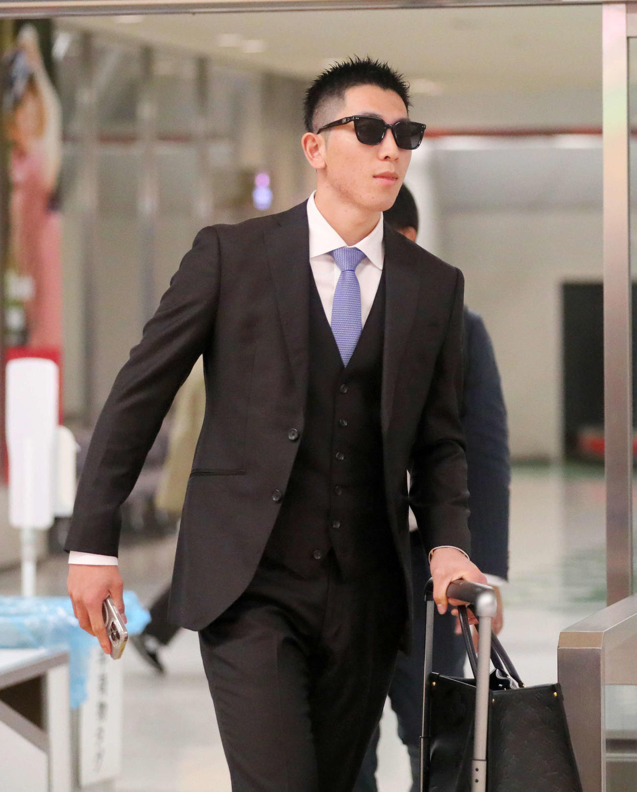 侍ジャパン合流のため宮崎ブーゲンビリア空港に到着した巨人戸郷（撮影・上山淳一）