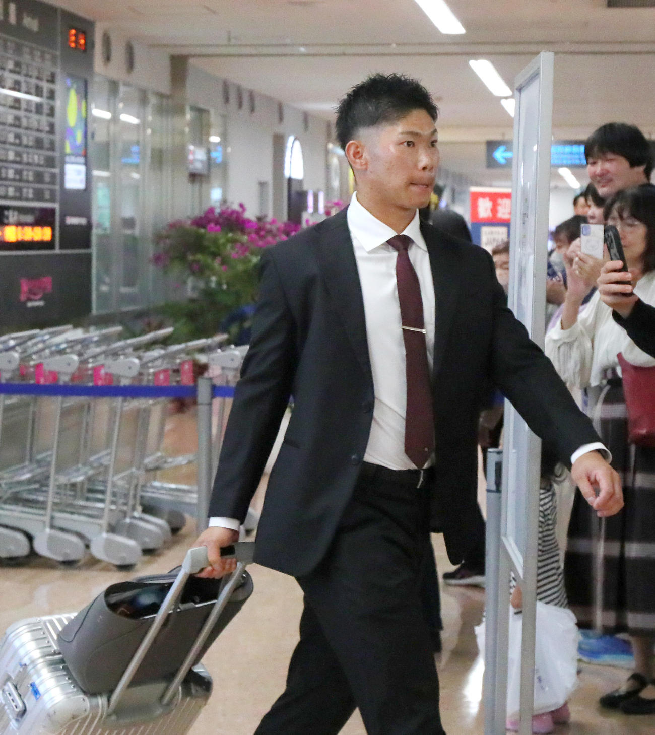 侍ジャパン合流のため宮崎ブーゲンビリア空港に到着した広島坂倉（撮影・上山淳一）