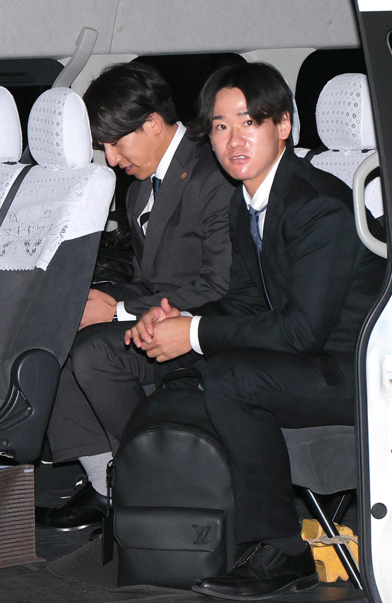 侍ジャパン合流のため宮崎ブーゲンビリア空港に到着した巨人井上（手前）と大勢（撮影・上山淳一）