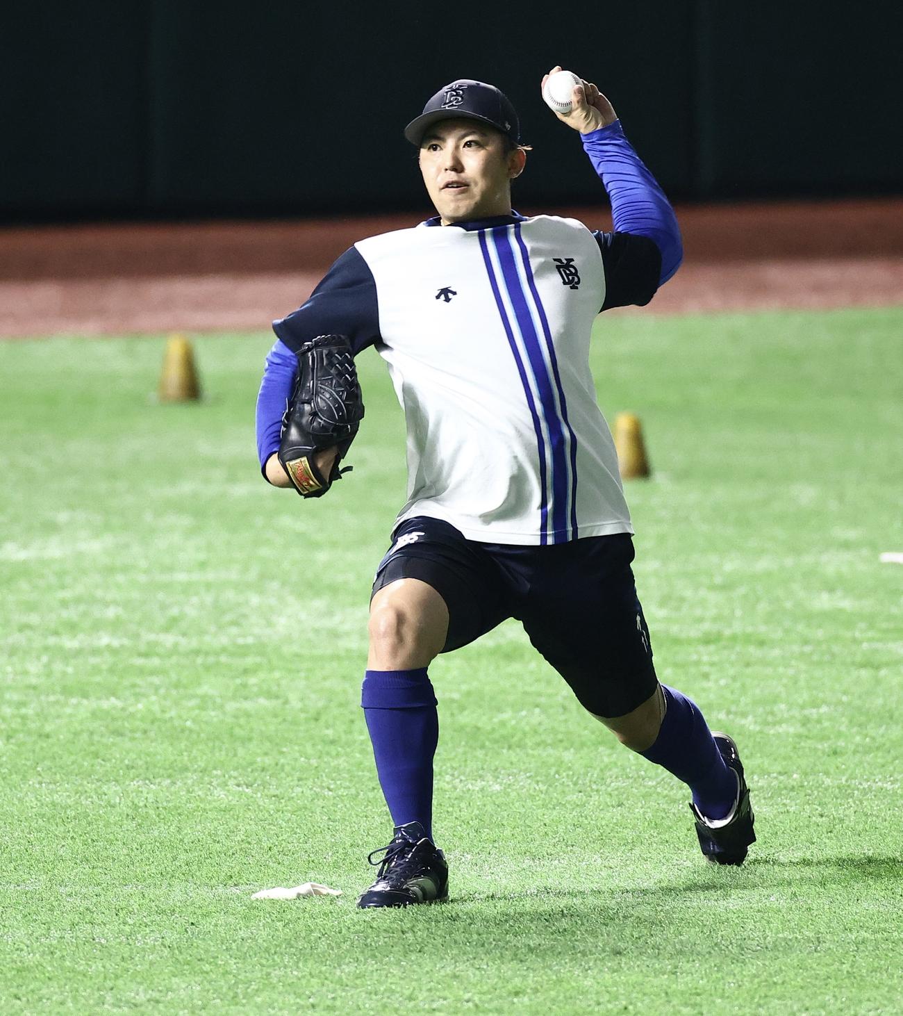 キャッチボールするDeNA東（撮影・河田真司）