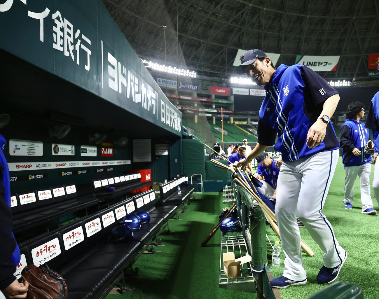 練習を終え引き揚げるDeNA三浦監督（撮影・河田真司）