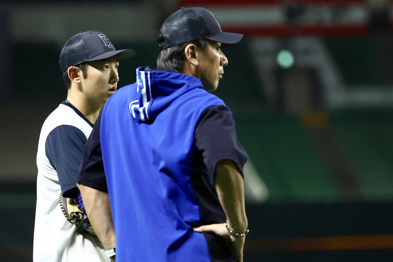 三浦監督（手前）と言葉を交わすDeNA山本（撮影・河田真司）