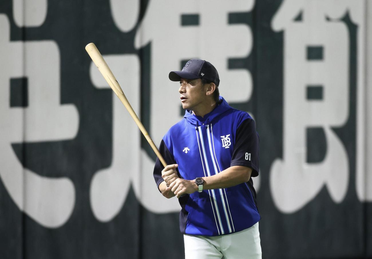練習を見守るDeNA三浦監督（撮影・河田真司）