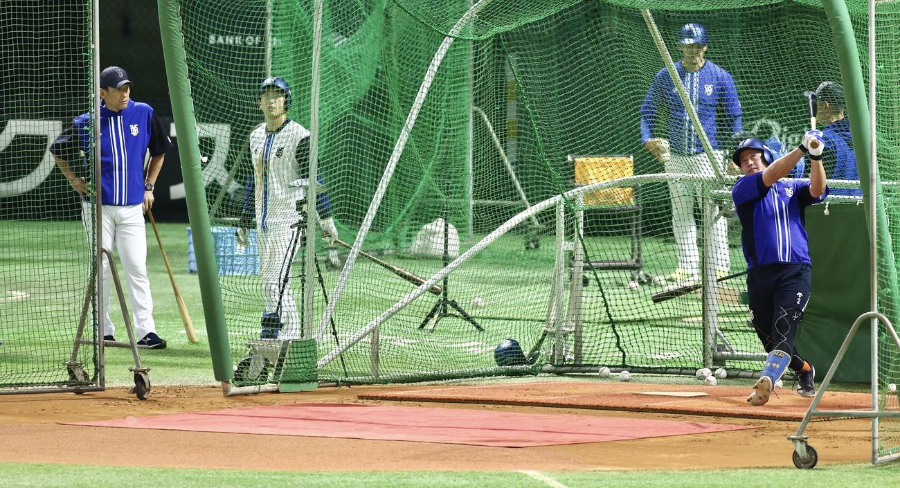打撃練習するDeNA牧（右）。左は三浦監督（撮影・河田真司）